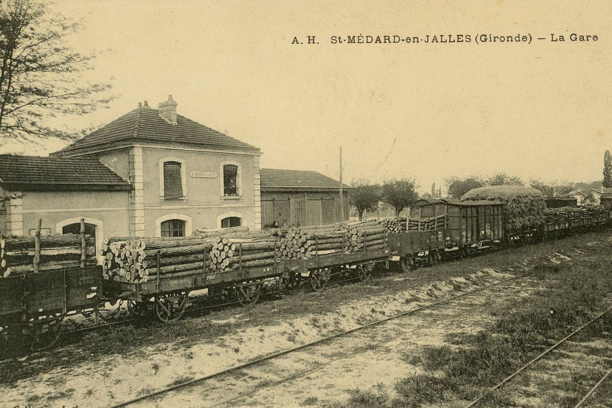 La voie ferroviaire servait principalement aux transports de matière premières, comme le bois, puis dans les années 1910 au transport des habitants